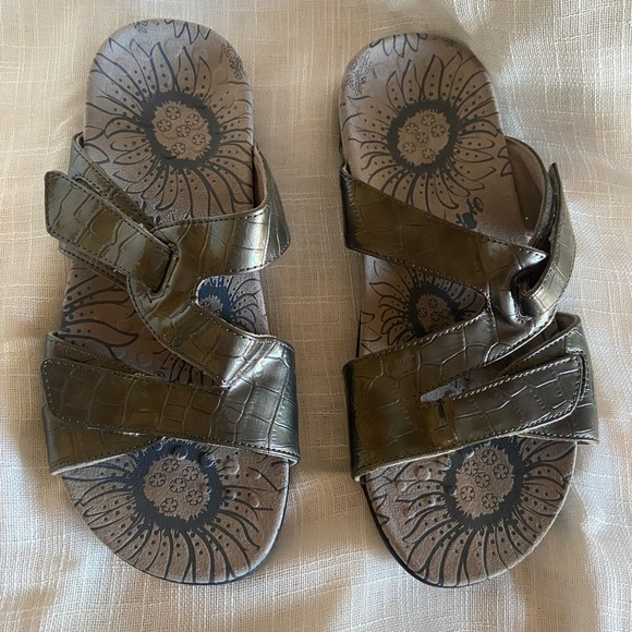 VIONIC LAUREN Silver Patent Croc TVW4046 Orthaheel Slide Sandal Womens Sz 9 Wide - Picture 1 of 8